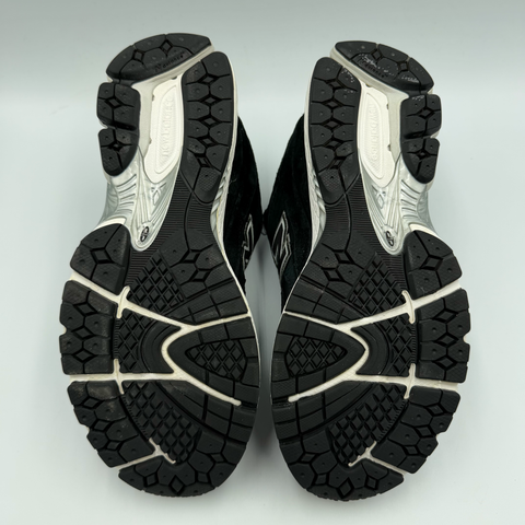 New Balance 2002R 'Black/White (2022)' | US 6 (NB)